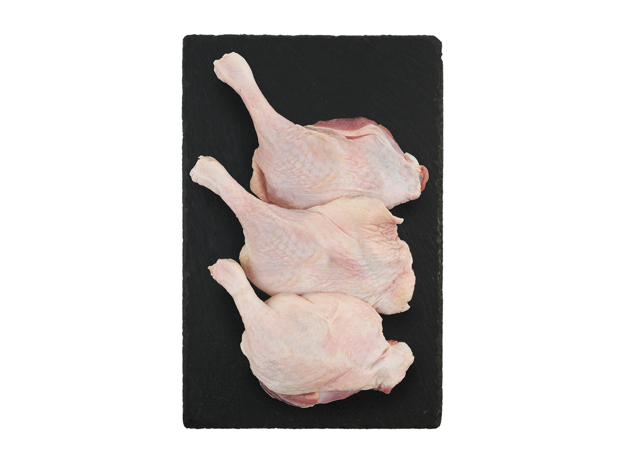 Trys žalių ančių blauzdelės ant juodo skalūno.