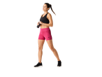 Mulher usando top e shorts rosa, segurando uma garrafa d'água.