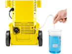 Aparat de spălat cu presiune Kärcher KHD3 cu tub de aspirație detergent într-un pahar.