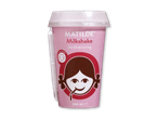 Lyserød milkshakebæger med jordbærsmag og tegneseriefigur.