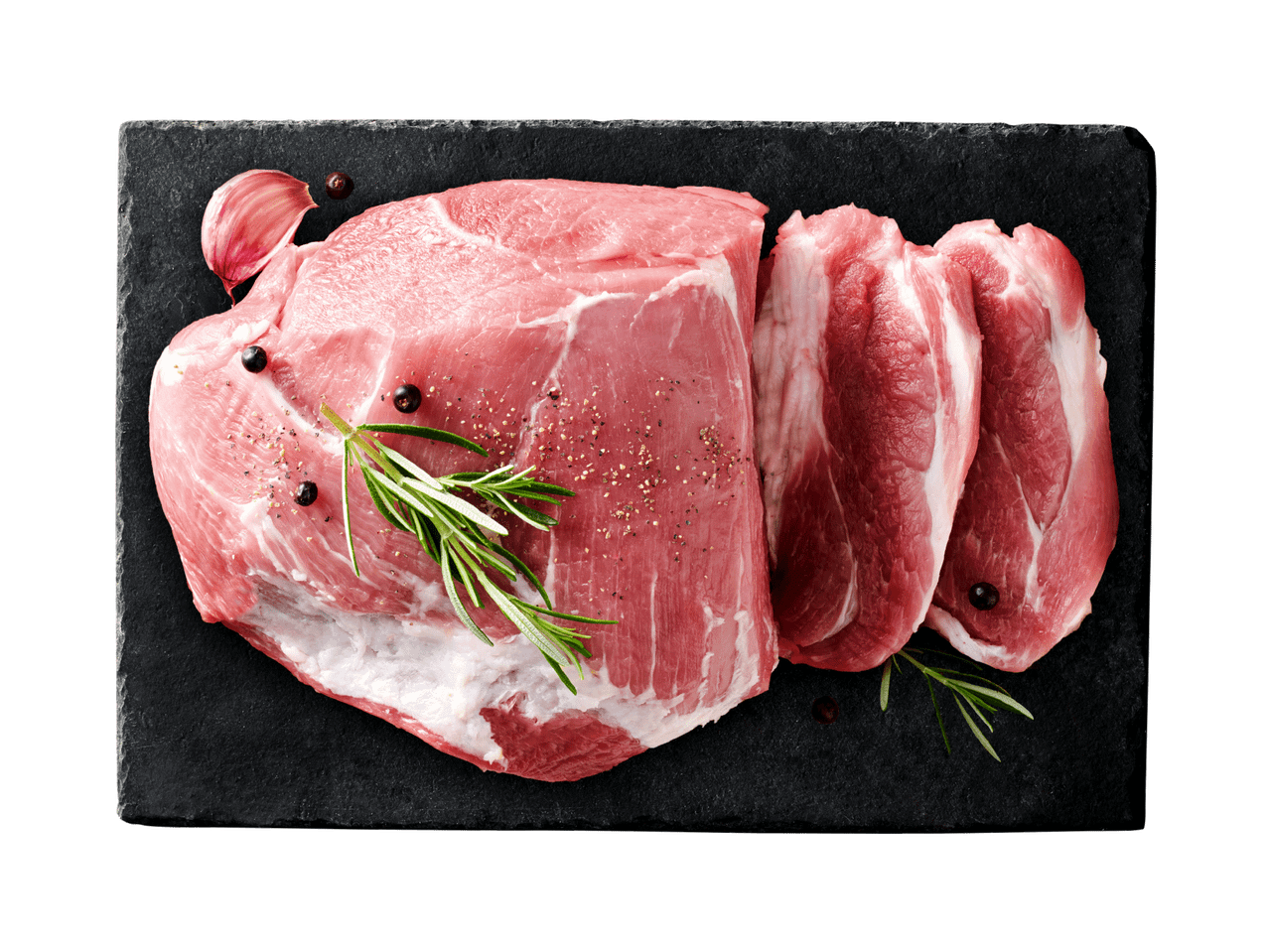 Jēla cūkgaļa ar rozmarīnu, ķiplokiem un pipariem uz melna dēlīša.