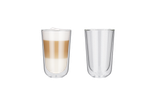 Dois copos térmicos Silvercrest®, um cheio de latte macchiato, o outro vazio.