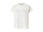 En hvid t-shirt med broderi på skuldrene.