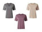 Tre ensfarvede t-shirts i grå, beige og lilla.