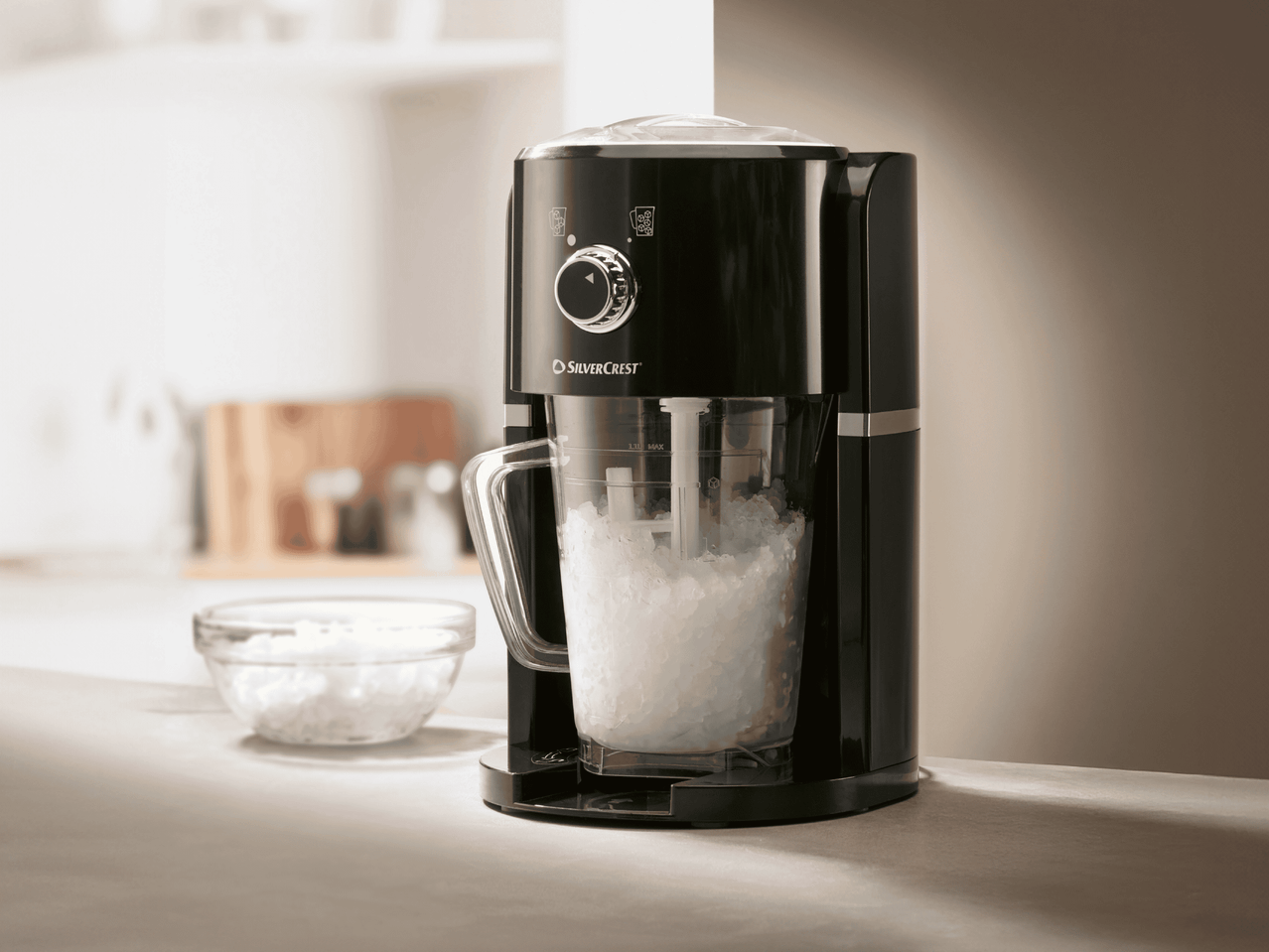 Ein schwarzer Melitta Milch-Aufschäumer bereitet cremigen Milchschaum zu.