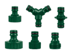 Set aus grünen Gartenschlauchanschlüssen und einem Y-Verteiler auf schwarzem Hintergrund.