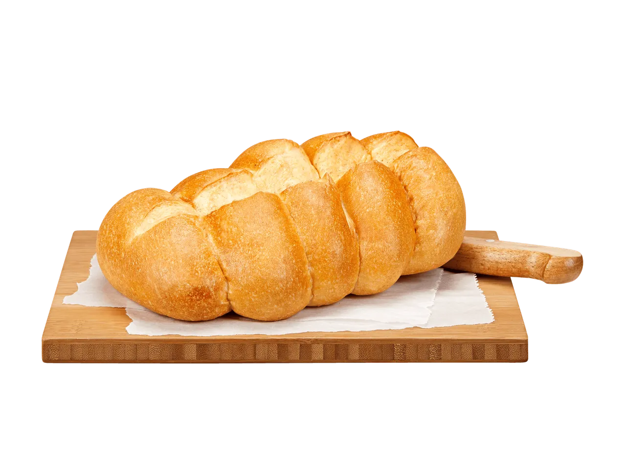 Geflochtenes Brot auf einem Holzschneidebrett mit Backpapier.