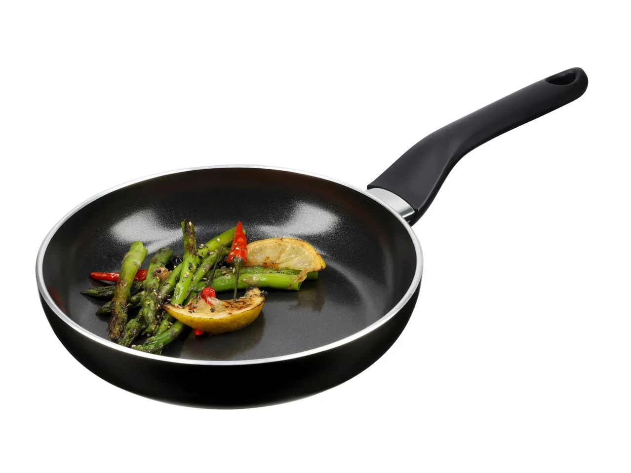 Padella nera con asparagi, peperoncini e limone arrostiti.