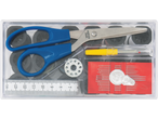 Conjunto de acessórios de costura CRELANDO com tesoura, fita métrica, agulhas e linha em caixa.
