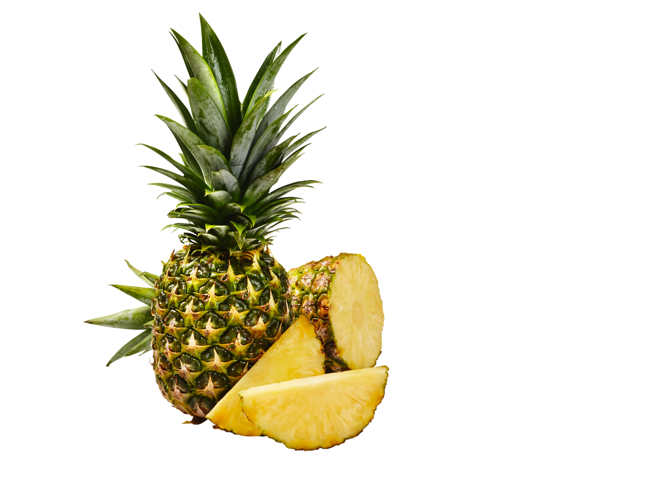 Ananas frais coupé sur fond noir.