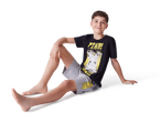 Menino usando pijama do Pokémon.