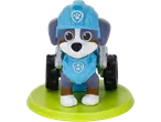 Figura de cão com capacete e colete azuis numa base verde.