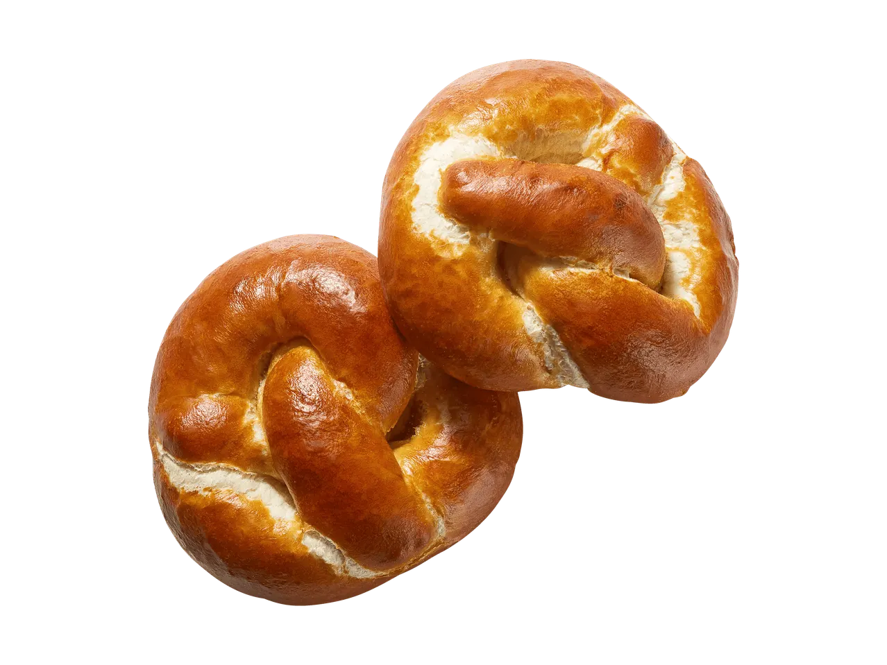 Due pretzel salati su sfondo nero.