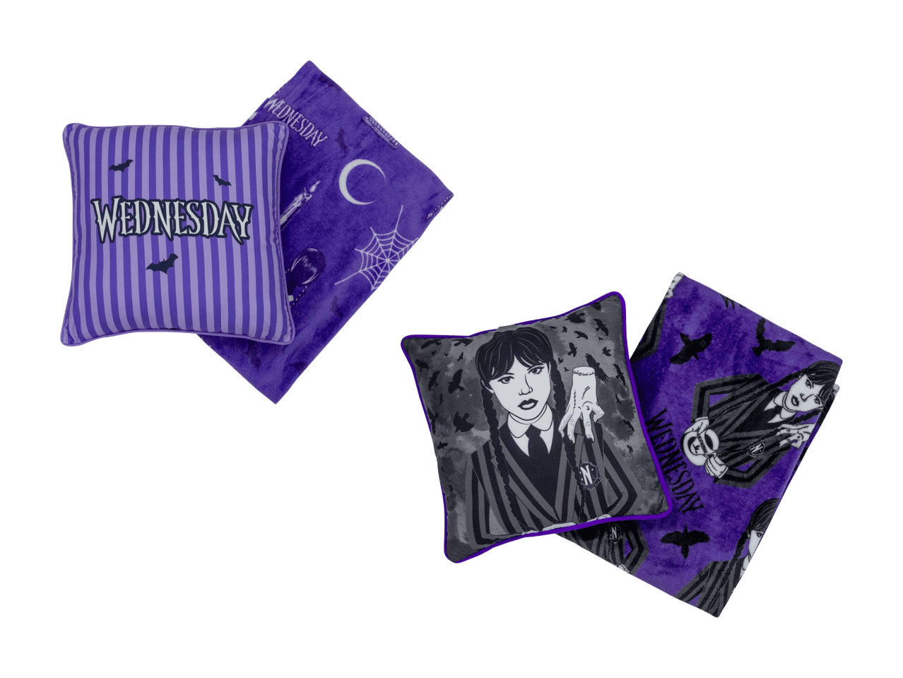 Zwei Wednesday Addams Kissen und Decken-Sets in Lila und Schwarz mit Charakter-Prints.