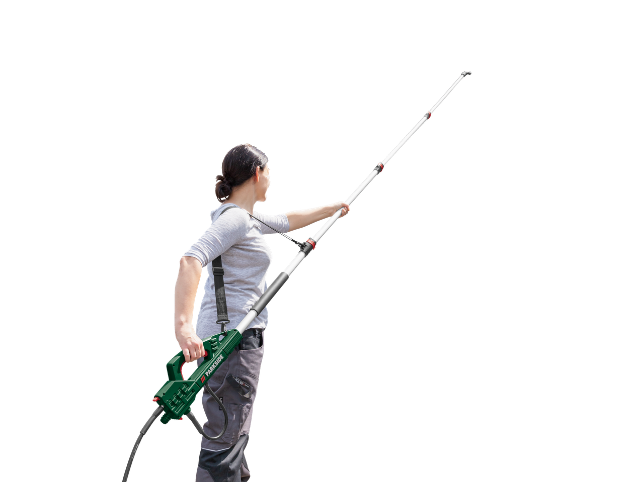 Une femme utilisant un outil télescopique de la marque Parkside.