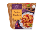 Pakke med indisk butter chicken og ris, pyntet med peberfrugt og koriander.