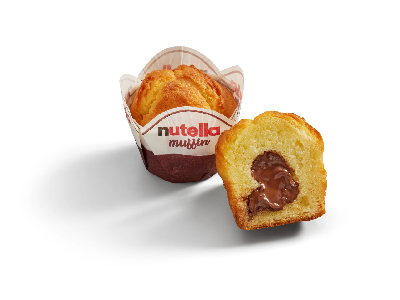 Ein Nutella-Muffin in seiner Papierform, neben einem zerbrochenen Muffin, der seine Schokoladenfüllung zeigt, liegt auf einem dunkelgrauen Teller.