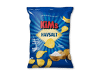 En blå pose chips med havsalt, der viser sprøde chips, kartofler og salt.