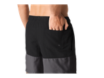 Un bărbat cu pantaloni scurți negri și gri.