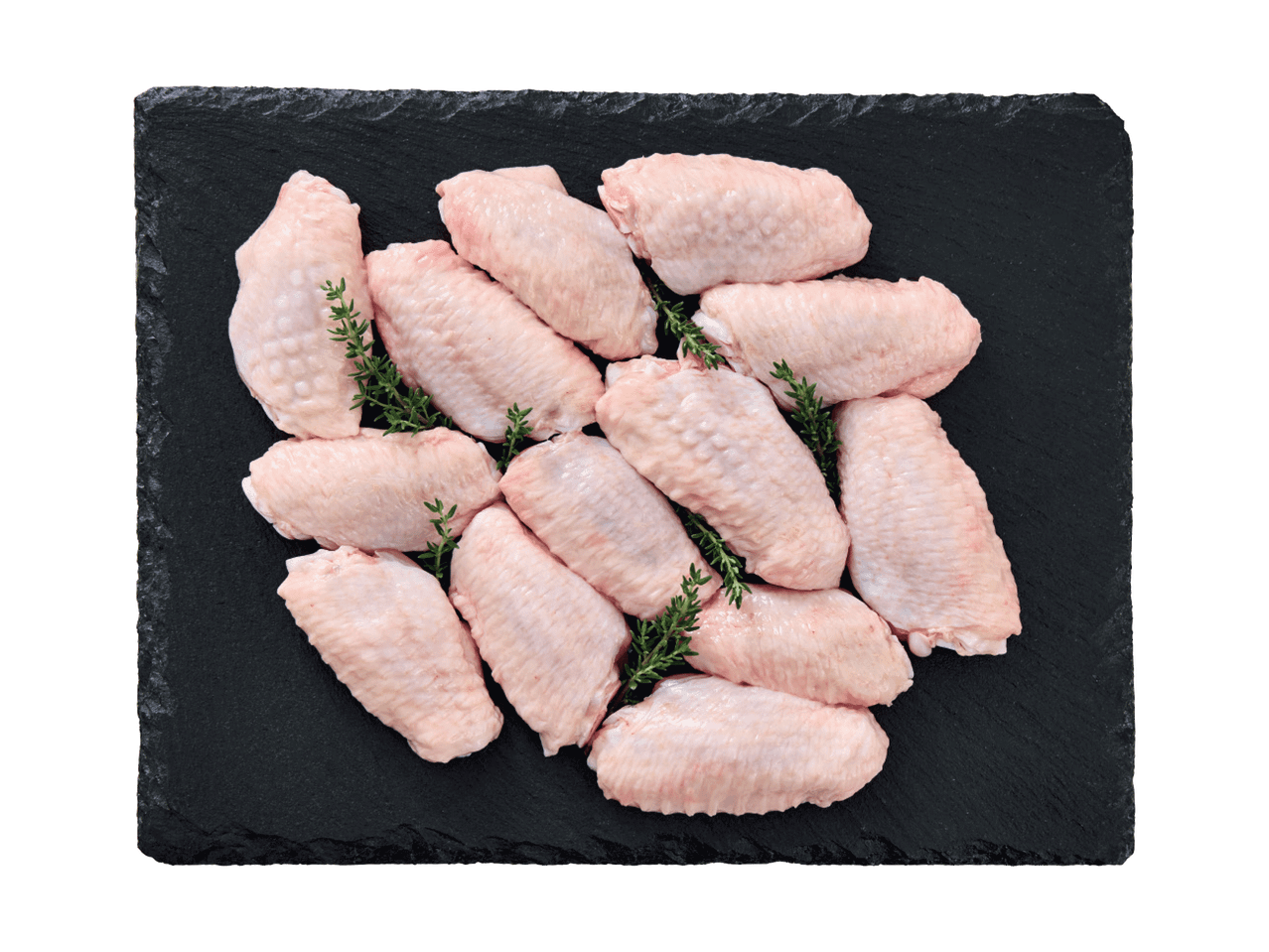 Jēli vistas spārniņi ar timiāna zariņiem uz melna šīfera dēļa.