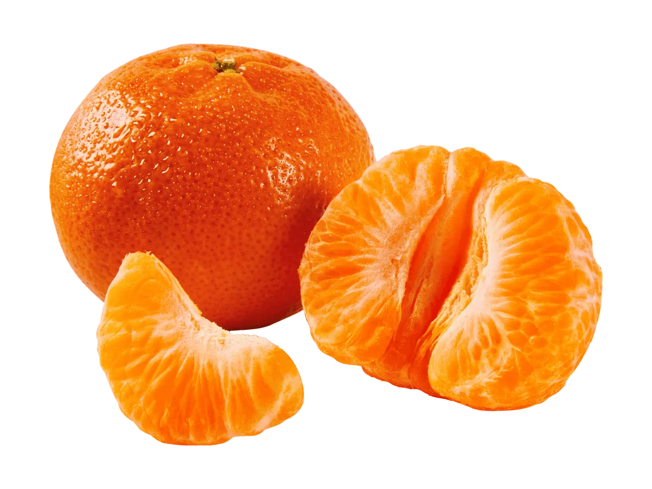 Ganze Mandarine, eine geschälte und ein Segment auf schwarzem Hintergrund.