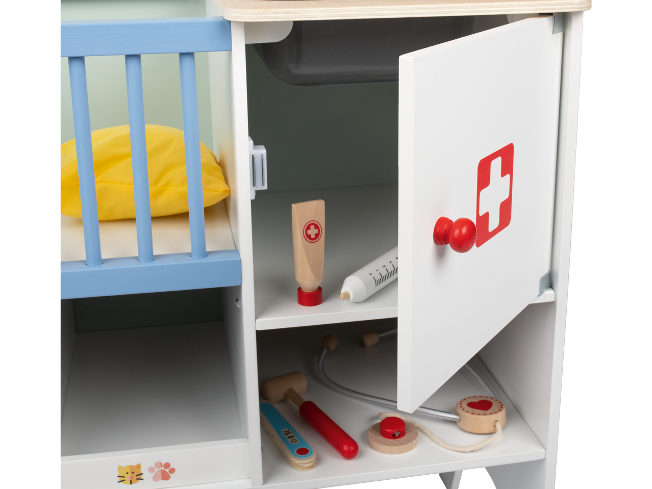 Jouets de clinique vétérinaire en bois : lit, instruments médicaux.