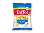 En pose rillede chips med havsalt, der flyver ud af en blå skål, med teksten 'Smager af fredag' og 'Perfekt til DIP!'