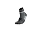 Calzino sportivo grigio e nero con logo bianco su sfondo bianco.