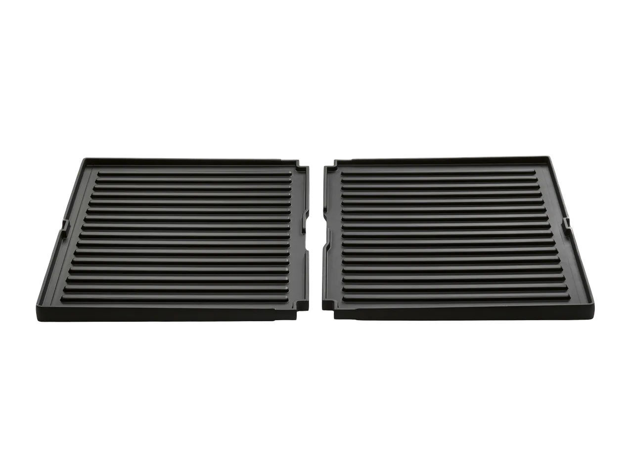 Deux plaques de cuisson noires avec des rainures, côte à côte sur un fond noir.