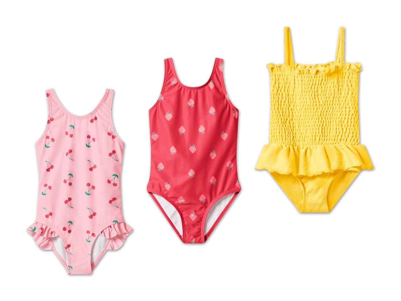 Drei Kinderbadeanzüge: ein rosafarbener mit Kirschen, ein roter mit Erdbeeren und ein gelber mit Rüschen.