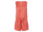 Korallrózsaszín, derékban kötős rövidnadrágos jumpsuit.