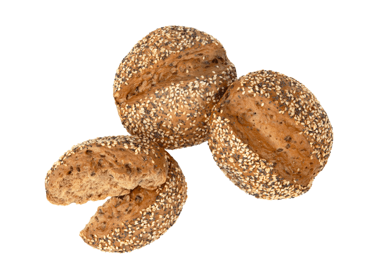 Drei Vollkornbrötchen mit Sesam und Mohn, eines davon halbiert, auf weißem Hintergrund.