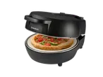 Cuptor electric de pizza Silvercrest cu o pizza proaspăt preparată.