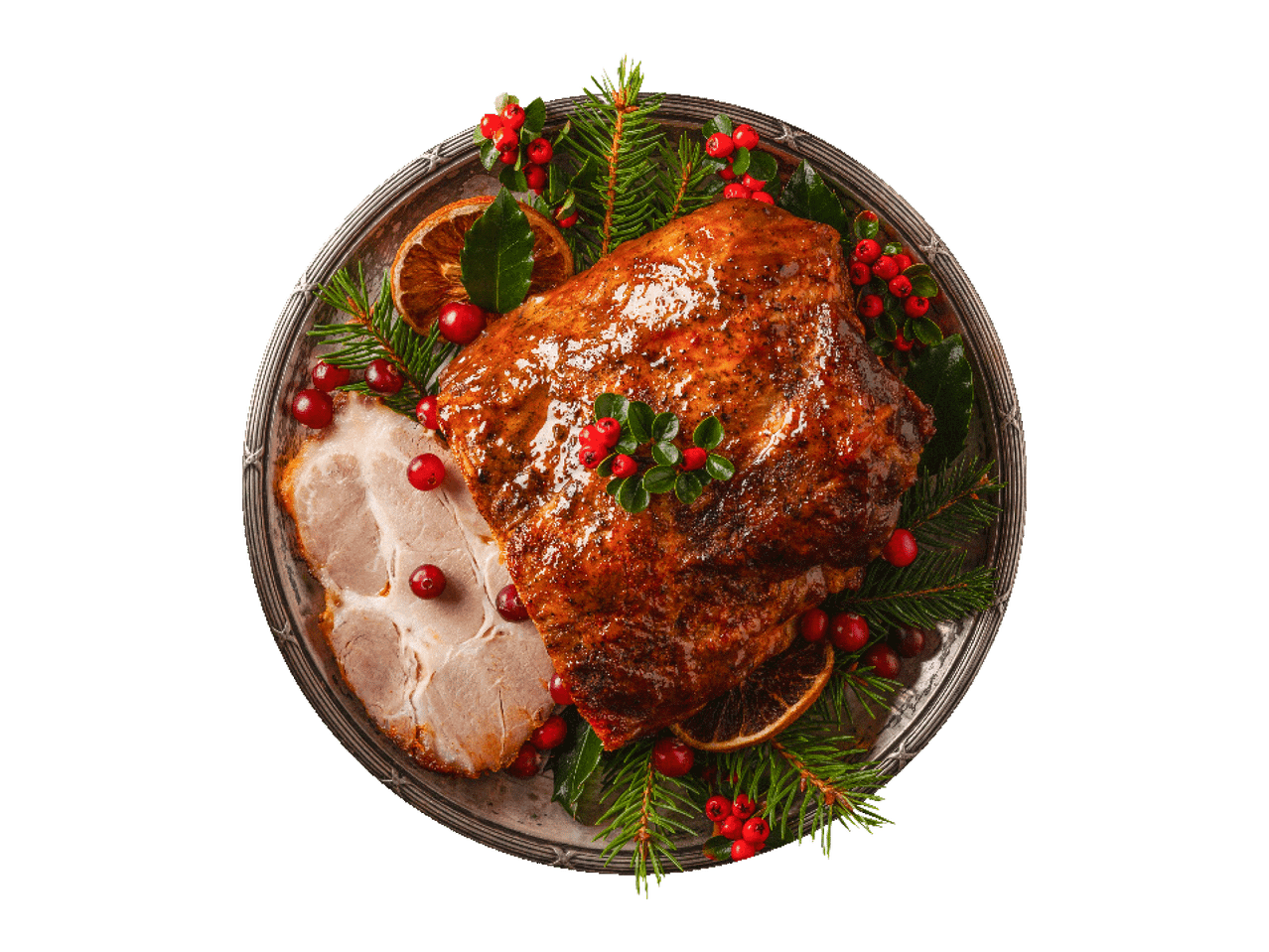 Cepta gaļa ar dzērvenēm, apelsīnu šķēlītēm un egles zariem uz sudraba šķīvja.