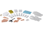 EHBO-kit met verband, maskers, handschoenen, schaar en reddingsdeken.