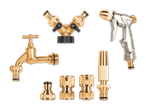 Gartenschlauch-Zubehör aus Messing, darunter ein Wasserhahn, ein Y-Verteiler, eine Spritzpistole und verschiedene Anschlüsse.
