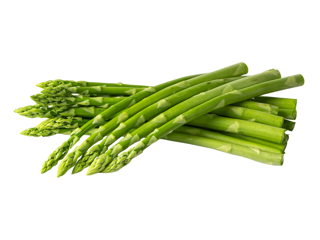 Een bos verse groene asperges, diagonaal gestapeld op een zwarte achtergrond.