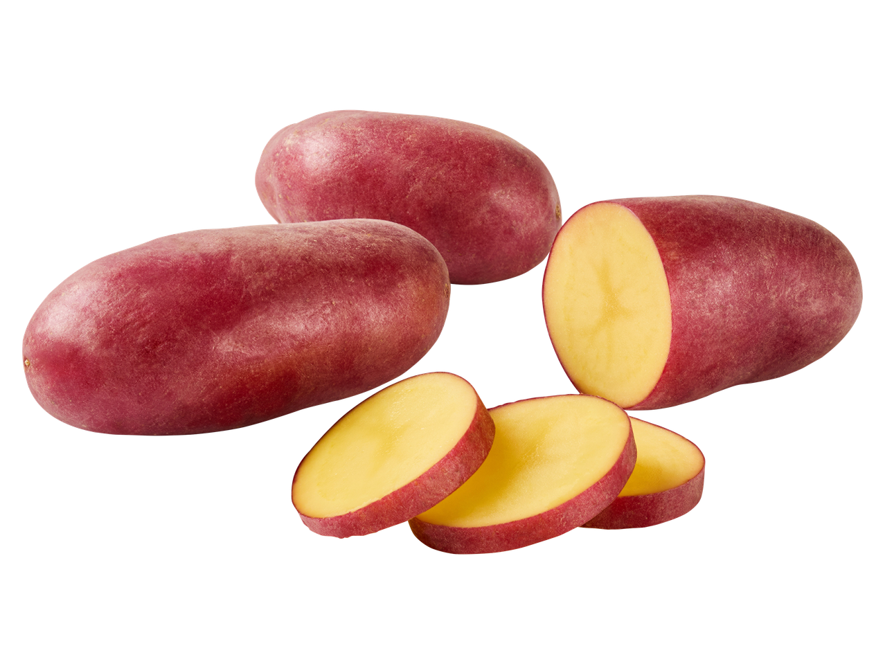 Egész és szeletelt piros burgonya fekete háttér előtt.