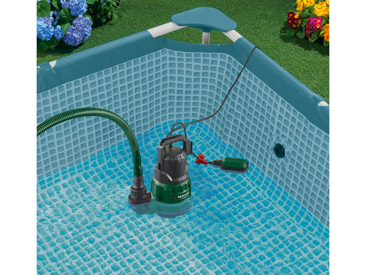 Pompă submersibilă PARKSIDE pentru apă curată într-o piscină de grădină.