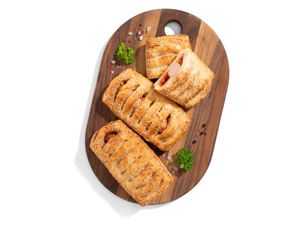 Kolbászos rétesek fa deszkán.