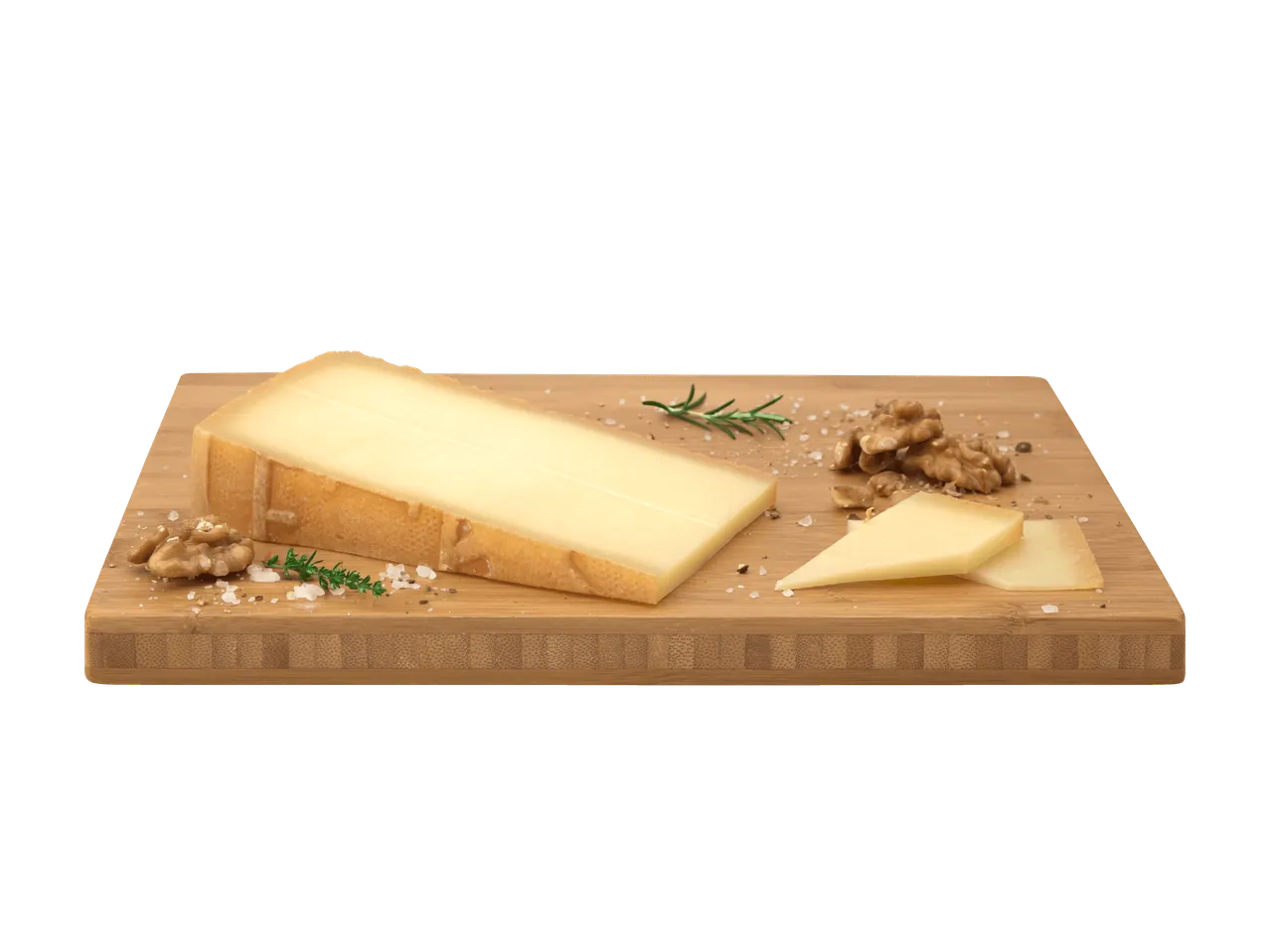 Cuneo e fette di formaggio con noci, rosmarino e spezie su un tagliere di legno.