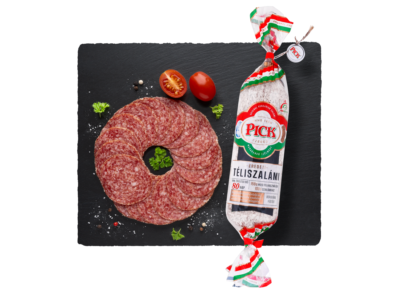 Pick Szeged szalámi: szeletelt és egész kolbász palán.