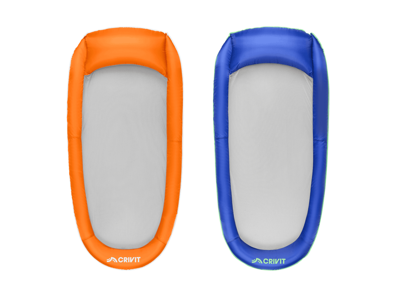 Zwei schwimmende Poolliegen, eine orange und eine blaue, mit einem Netz in der Mitte.