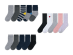 Eine Auswahl an Socken in verschiedenen Farben und Mustern, darunter Grau, Schwarz, Gestreift und mit Herzmotiv.