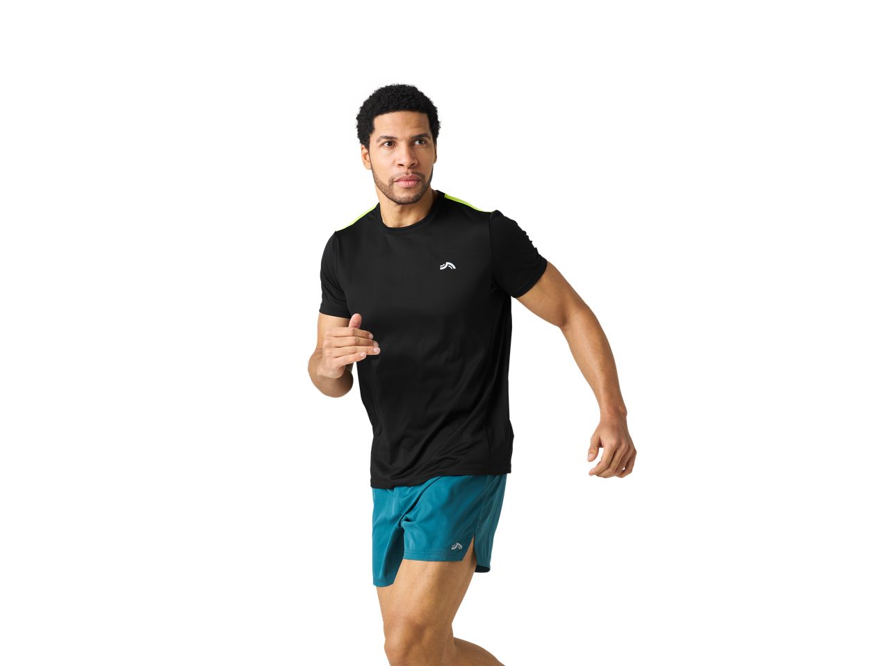 Bărbat alergând cu tricou negru Reebok și pantaloni scurți albastru.