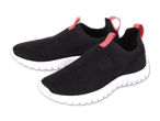 Ein Paar schwarze Slip-On-Sneaker mit weißen Sohlen und roten Zuglaschen.