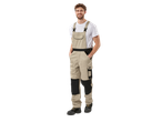 Мушкарац у беж и црним радним комбинeзонима.