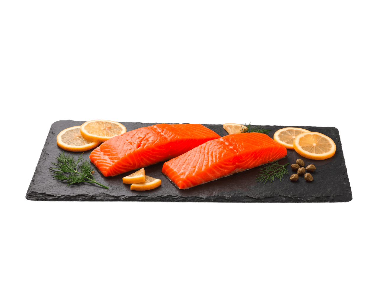 Zwei frische Lachsfilets auf einer Schieferplatte mit Zitrone und Dill.