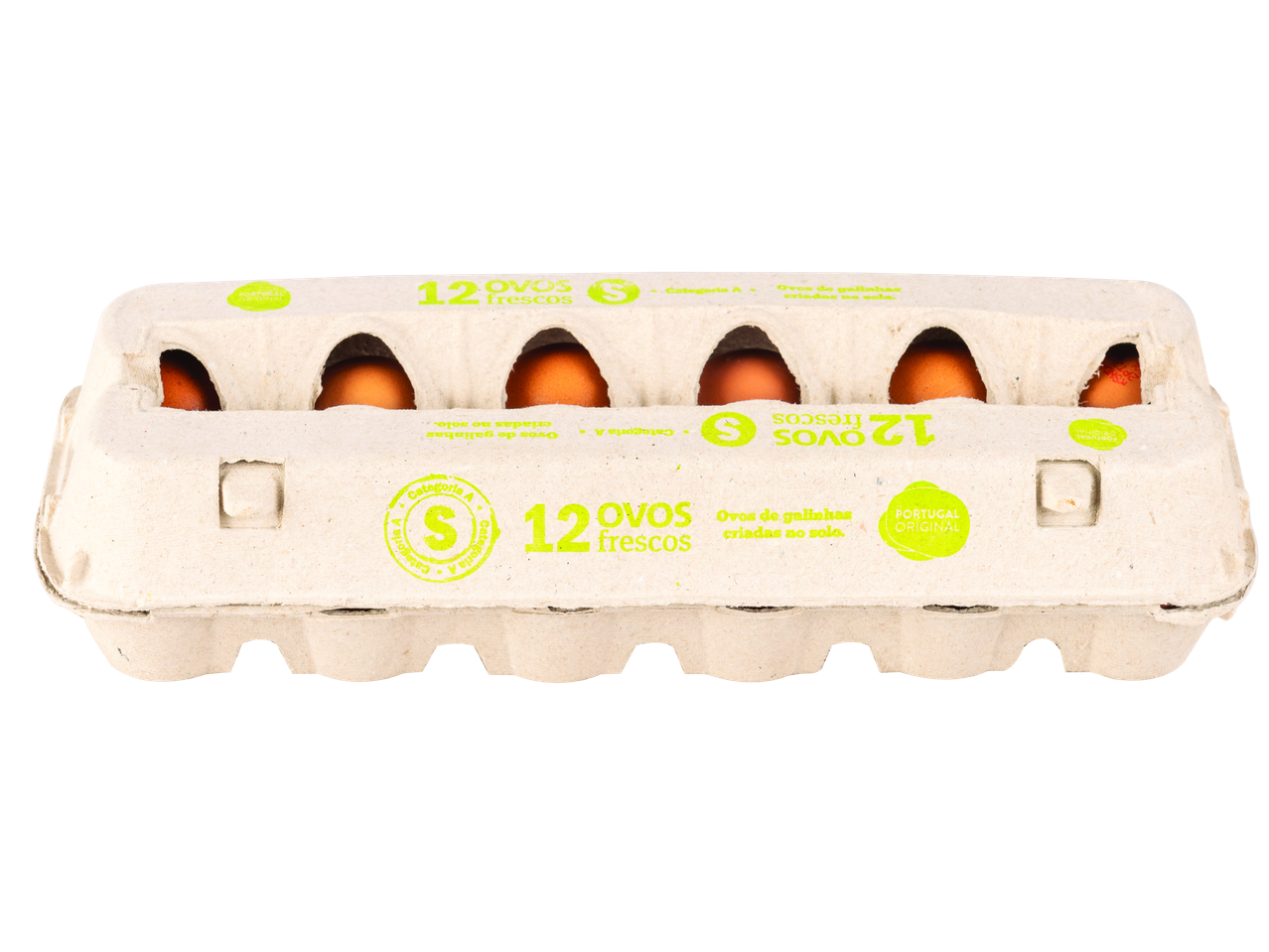 Uma caixa de ovos de galinhas criadas no solo, com 12 ovos frescos.