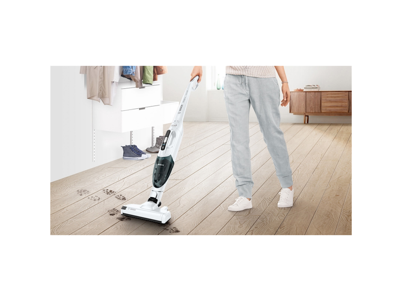 Aspirator Bosch curăță podeaua de lemn.